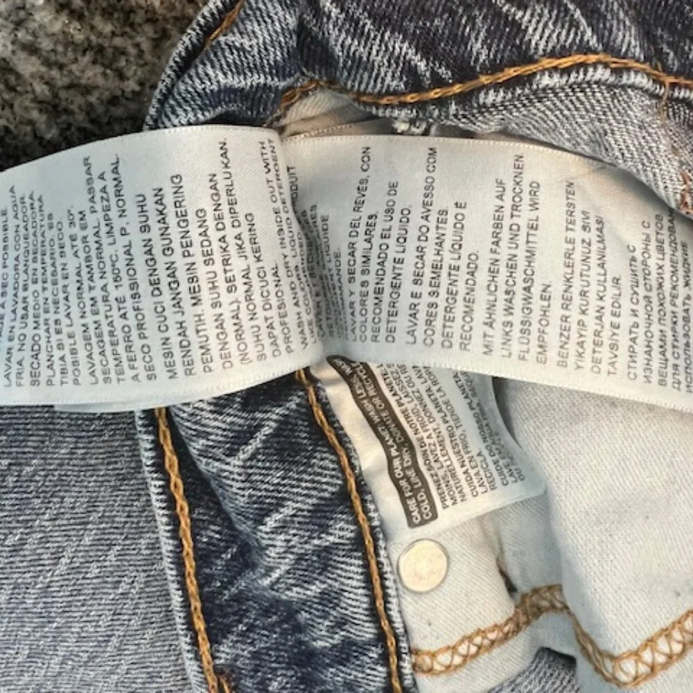 Levi's 541 Athletic Taper jeans designed for athletic builds‎ cotton denim 31x32